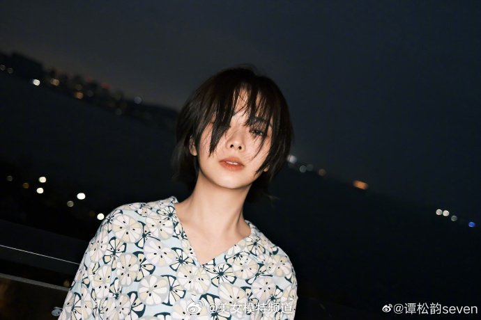 谭松韵晒夏日碎花衬衣随拍 对镜笑甜度超标