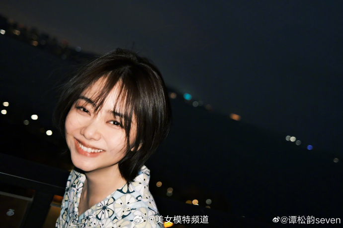 谭松韵晒夏日碎花衬衣随拍 对镜笑甜度超标