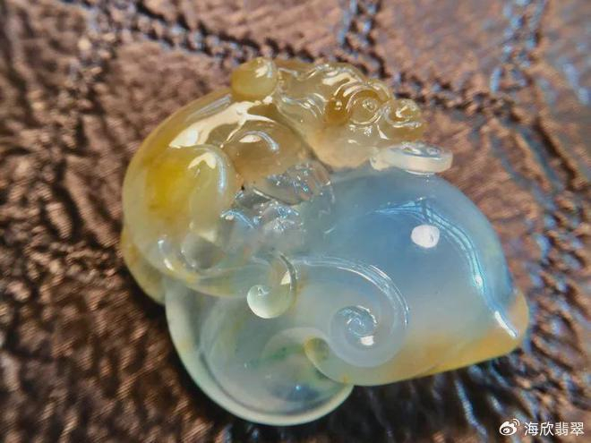 大马坎翡翠原石,剥出鸡油黄.