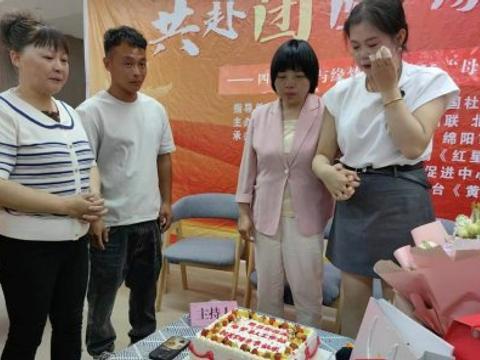 母亲节前两个孩子终于再见母亲
