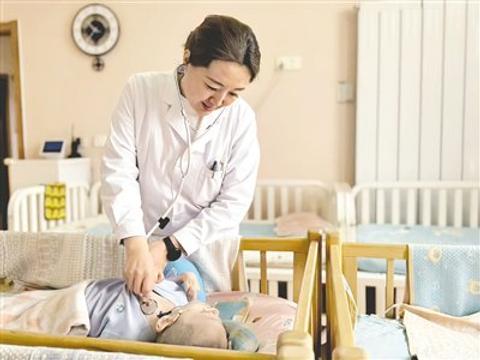 “妈妈天团”守护“折翼小花”