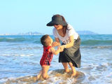 槿汐姑姑孙茜带儿子海边玩耍,儿子模样实在太可爱,想抱走