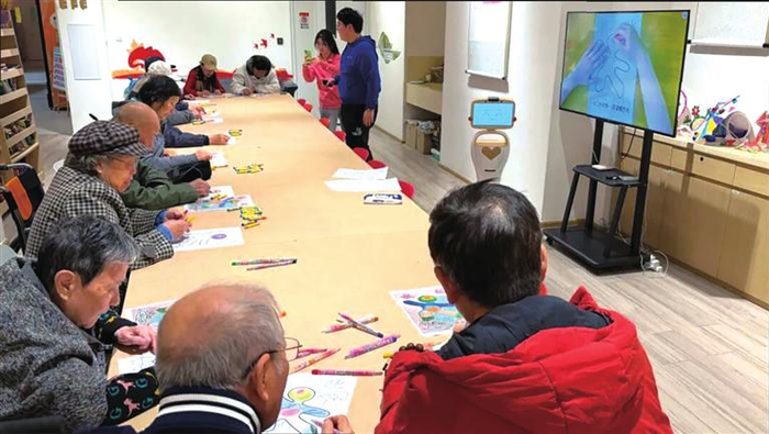 多才多艺的养老机器人被“催更”