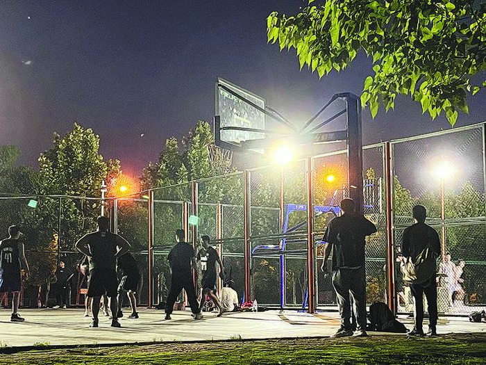 "灯光球场"让夜间运动"热"起来|市民|体育|篮球场_新浪新闻