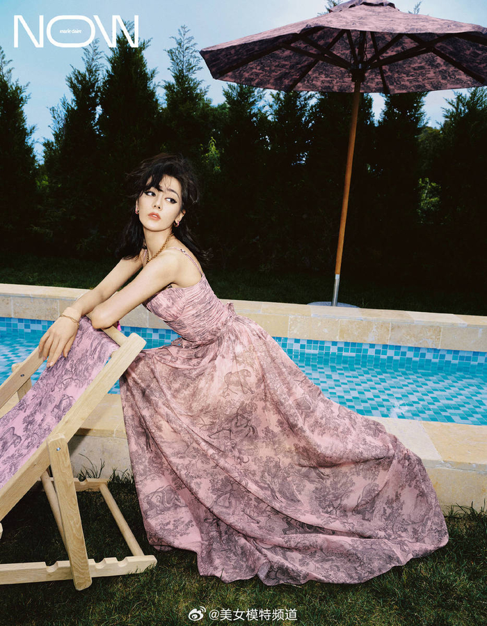 迪丽热巴穿碎花吊带裙秀美背复古烟熏妆性感魅惑