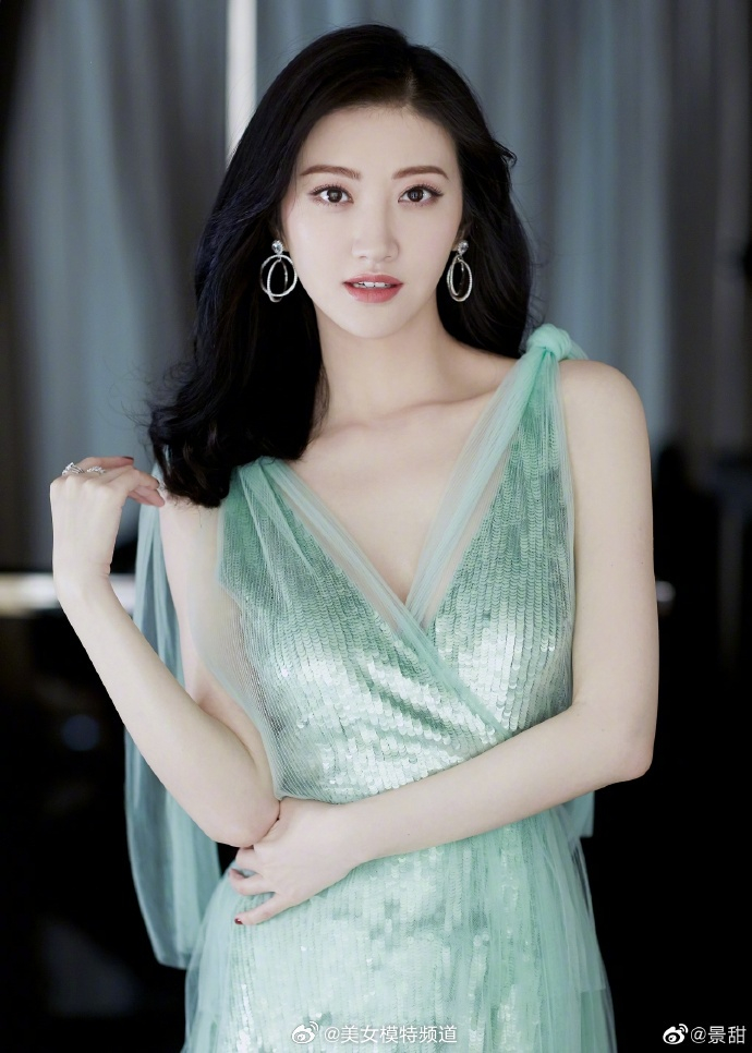 景甜穿薄纱深v长裙上围傲人妆容干净清新感扑面而来