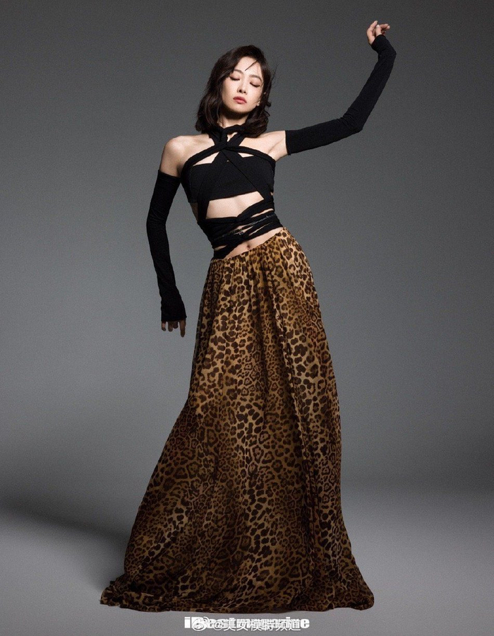 宋茜身穿黑色皮衣酷飒冷艳肋骨线条紧致力量感十足