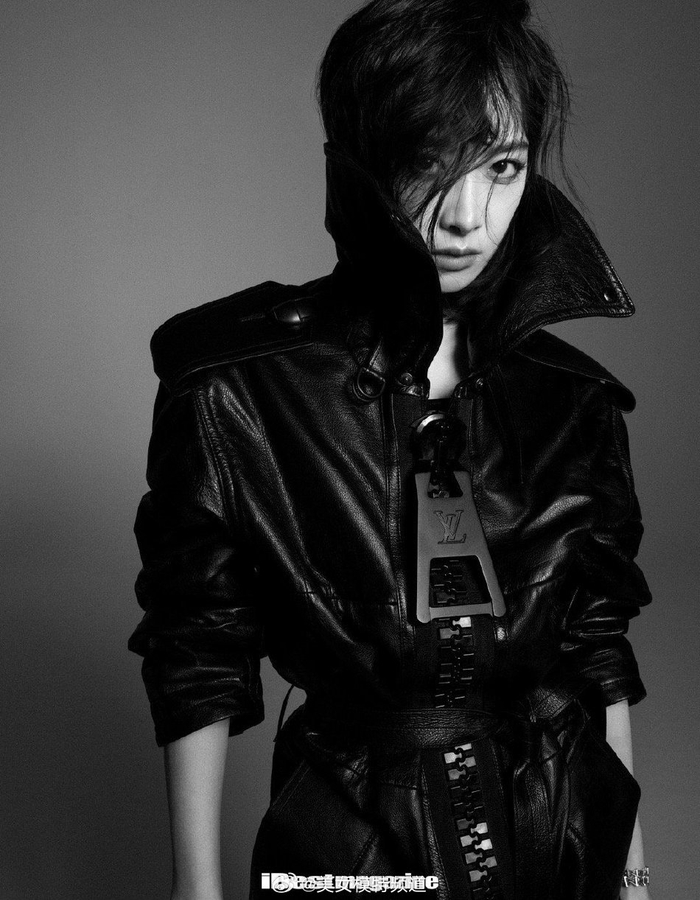 宋茜身穿黑色皮衣酷飒冷艳肋骨线条紧致力量感十足