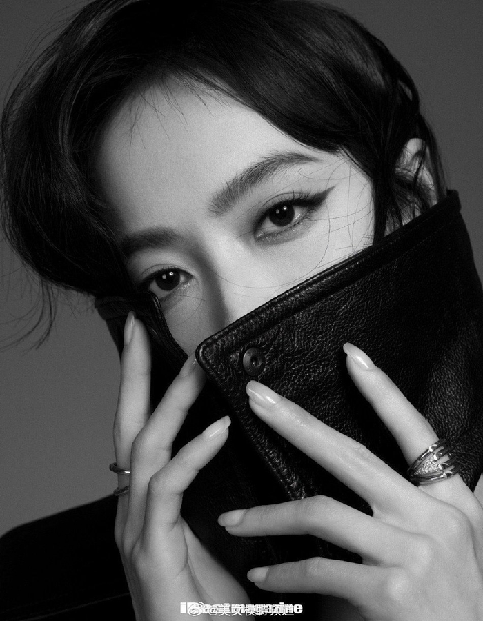 宋茜身穿黑色皮衣酷飒冷艳肋骨线条紧致力量感十足