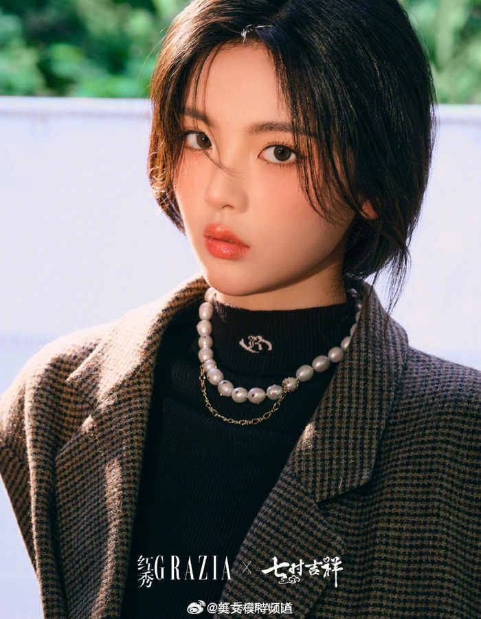 8/ 12杨超越丁禹兮双人大片cp感满满 贴脸拥抱亲密依偎甜到爆棚 679