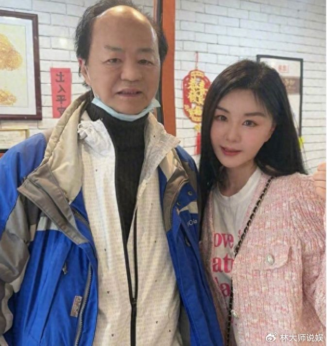 77岁狄龙近照曝光,发际线移到后脑勺,追了2条街给路人发红包|狄龙|发际线|后脑勺_新浪新闻