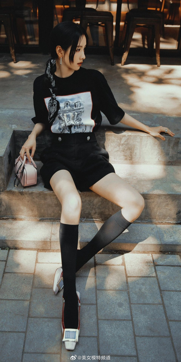 陈都灵经典长筒袜美腿吸睛