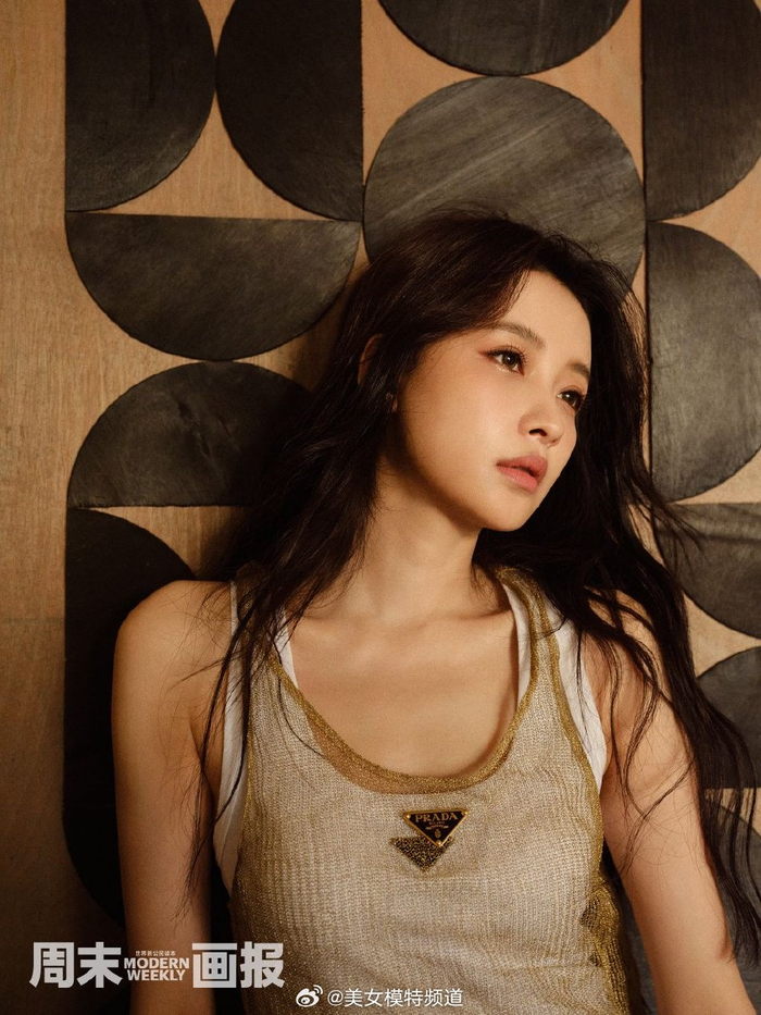 孙怡穿绿色抹胸裙大秀锁骨手臂纤细妆容精致气场强