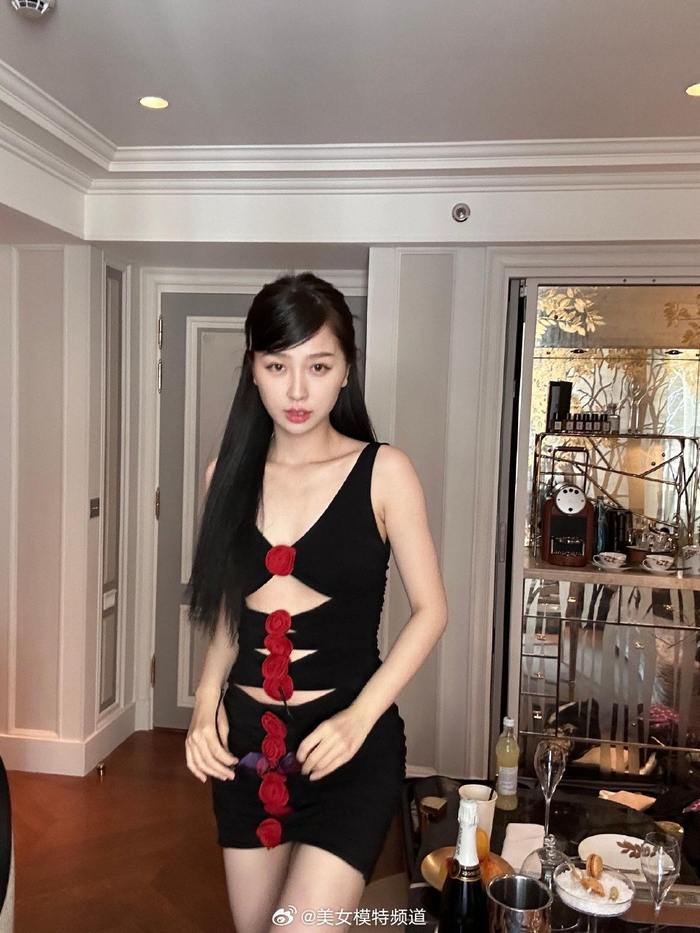 虞书欣镂空超短裙火辣性感冲镜头嘟嘴卖萌清纯可人