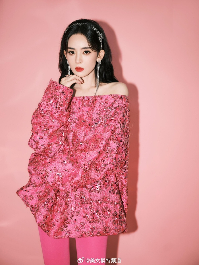 娜扎穿粉色抹胸上衣露香肩又纯又欲大长腿吸睛身材好