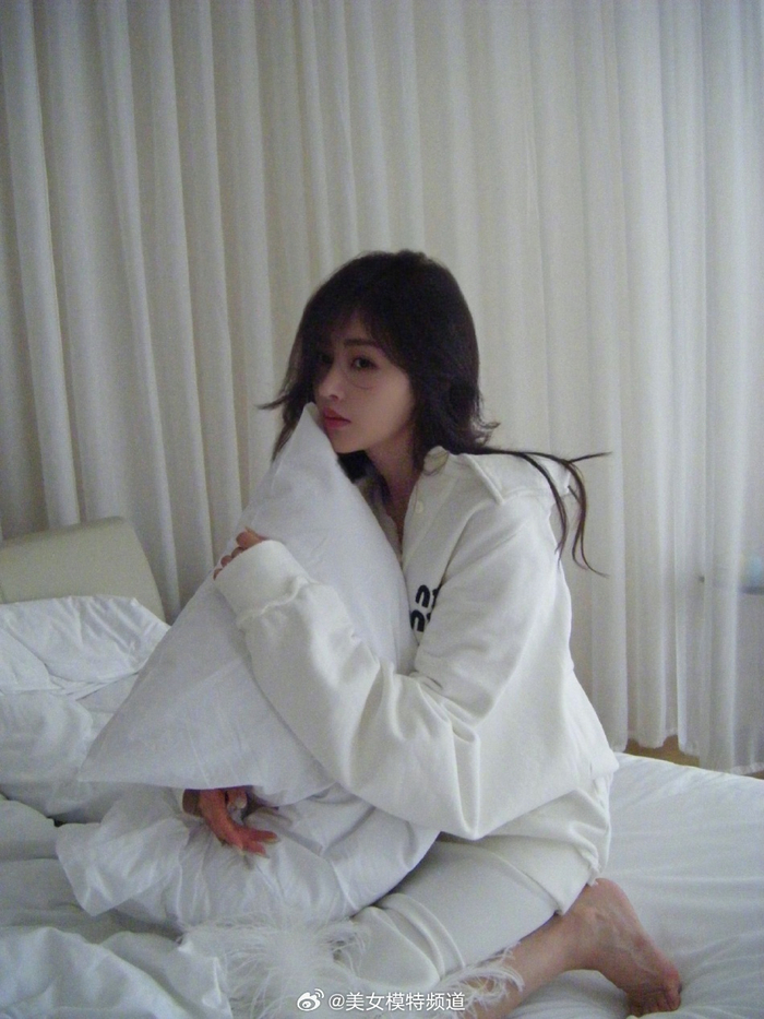 张天爱最新写真释出好迷人白色卫衣搭配羽毛包裙秀长腿