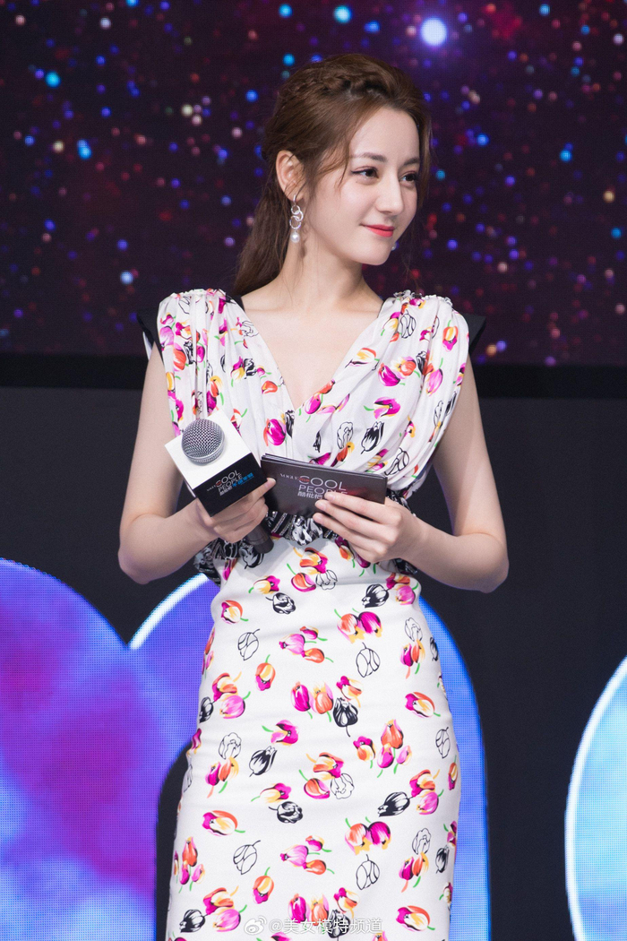 迪丽热巴优雅碎花裙