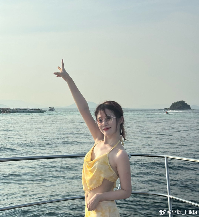 我的天美女主持人小钰晒照身着黄色性感泳衣