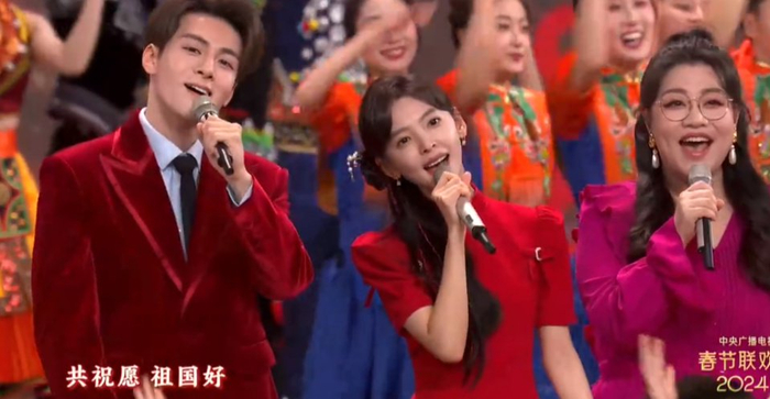 的最后,黄绮珊,周深,毛不易,章若楠等人演唱了经典曲目《难忘今宵》