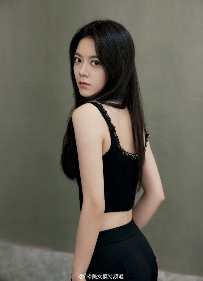 赵今麦纯黑造型化身冷面御女 穿运动背心展现腰肢__财经头条