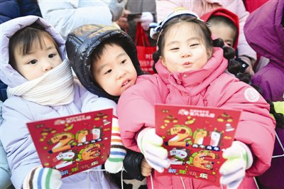 亲子联欢迎元旦 幼儿园里乐翻天