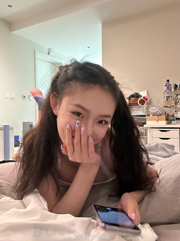 林允床上私服双马尾随拍