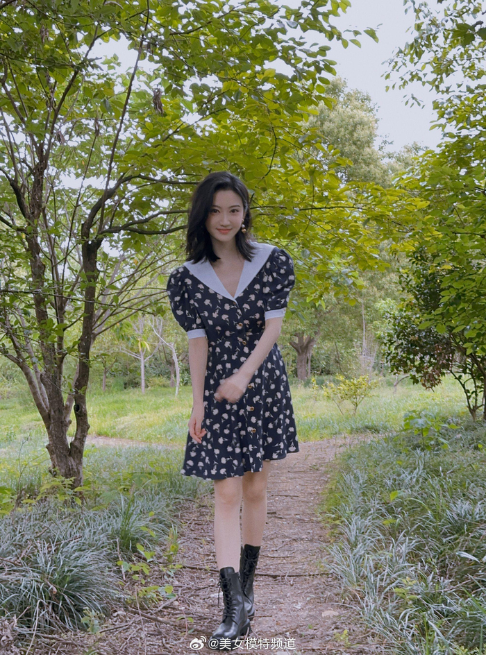 景甜露腿夏日碎花裙穿搭