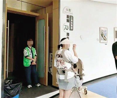 动物园展馆驱赶喝奶的婴儿 “禁止饮食”不该如此一刀切
