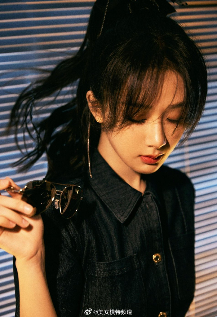 杨紫高马尾造型率性飒爽穿牛仔连衣裙化身摩登少女