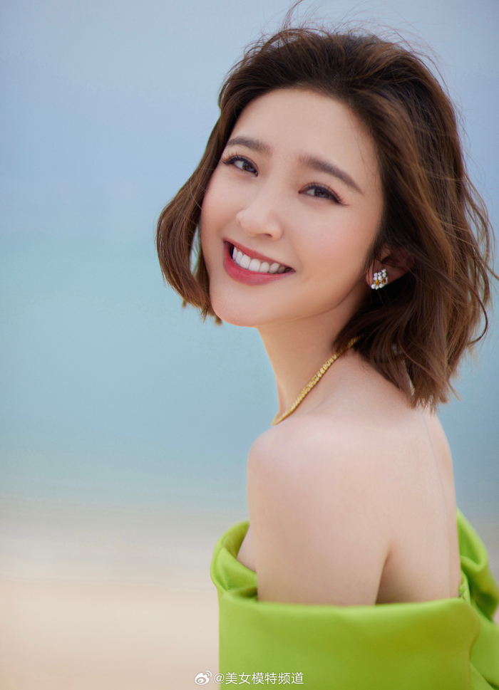 唐艺昕海边写真一袭明绿色鱼尾裙展露优越身姿诠释优雅姿态