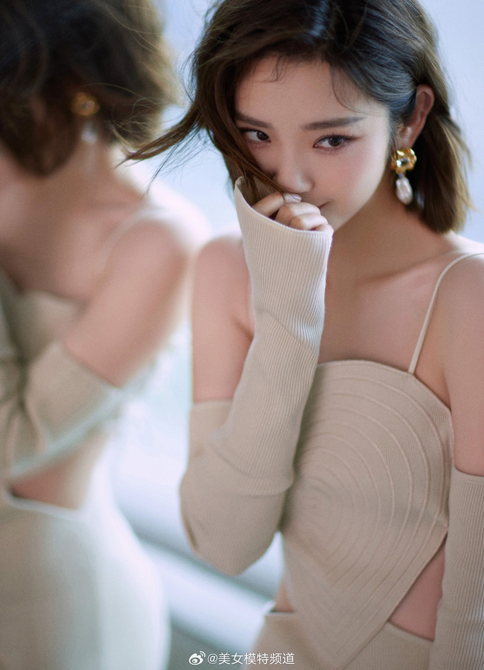 唐艺昕心形吊带裙写真