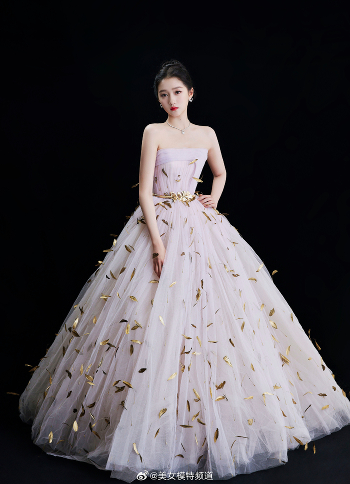 关晓彤华表奖金色羽毛裙