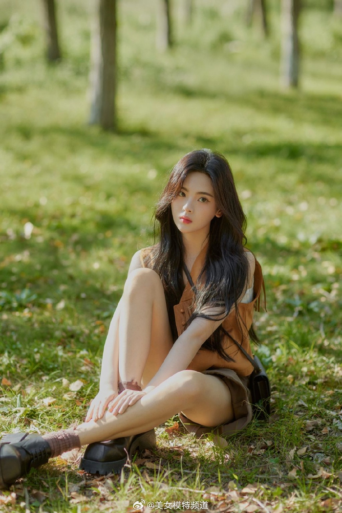 杨超越穿无袖外套秀纤细手臂仰头沐浴阳光脖颈线条优越