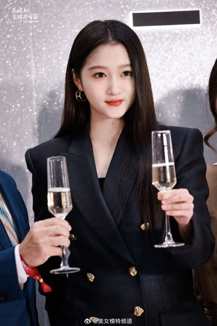 女霸总亮相关晓彤戴墨镜穿黑西装又酷又飒