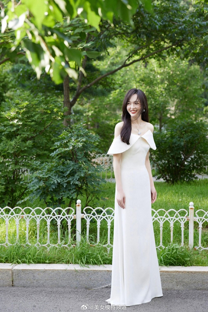 唐嫣白色露肩长裙大片曝光夏日绿茵中长发翩然温柔缱绻