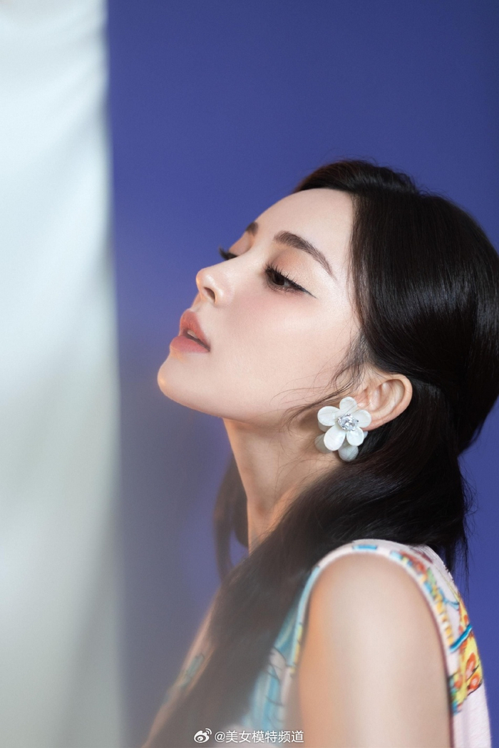 古力娜扎最新写真释出好俏皮身穿可爱短裙变身糖果系女孩