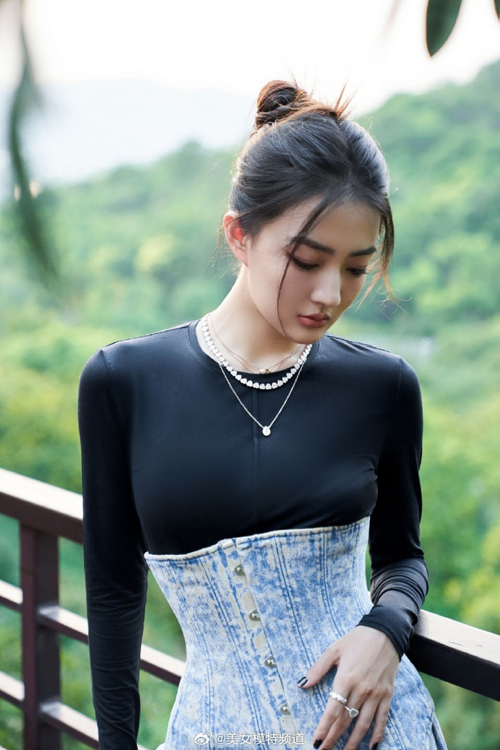 徐璐最新造型写真释出牛仔套装穿搭时髦精致