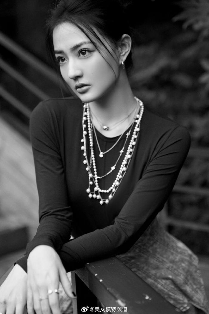 徐璐最新造型写真释出牛仔套装穿搭时髦精致