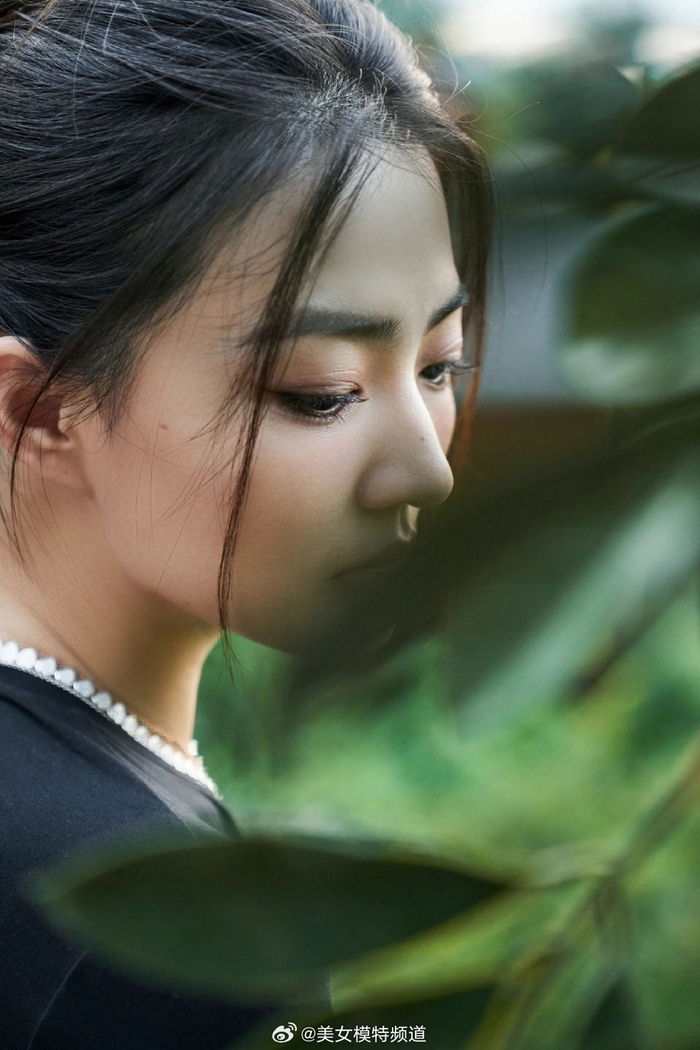 徐璐最新造型写真释出牛仔套装穿搭时髦精致