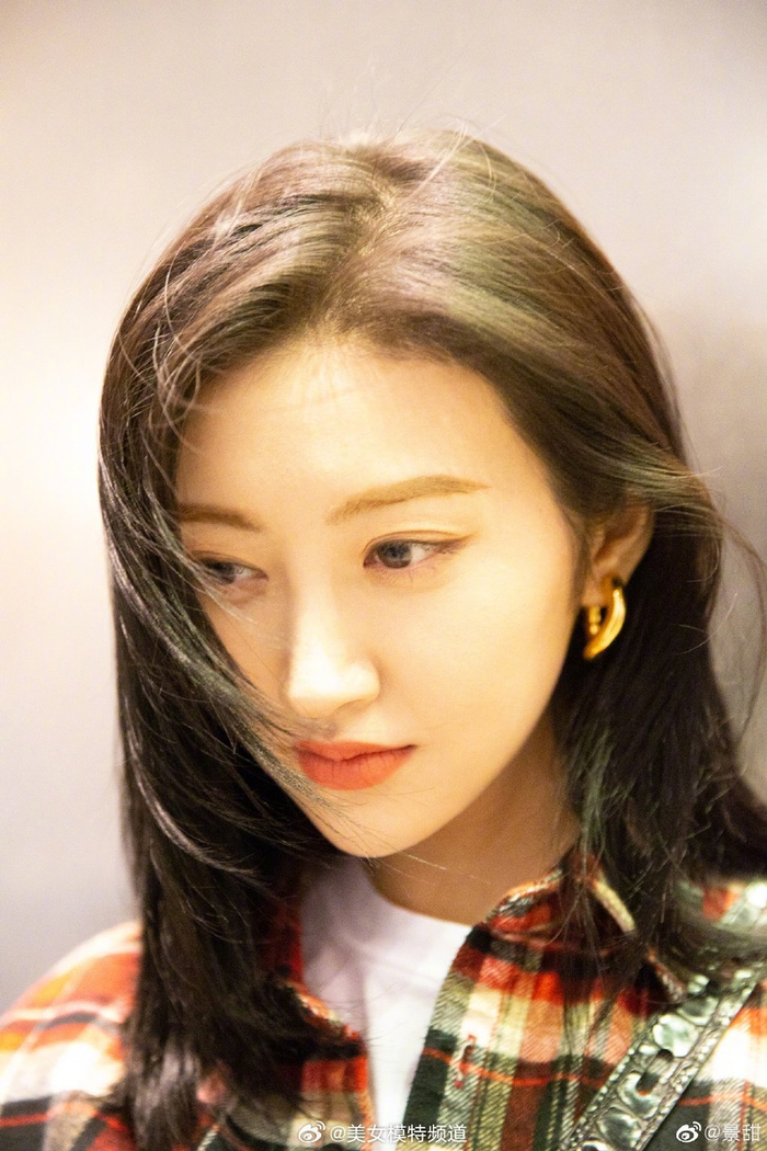 景甜晒美照夸张金耳环抢眼 着红黑格子衬衣休闲清爽