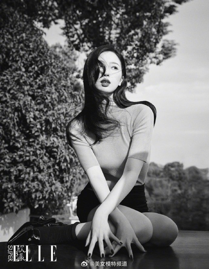 虞书欣复古摩登造型大片释出身材曼妙一抹红唇十分吸睛