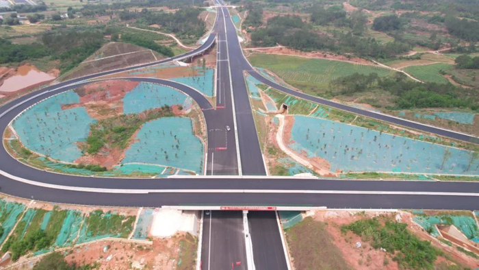 雄信高速主线路面完工粤赣省际新通道即将通车