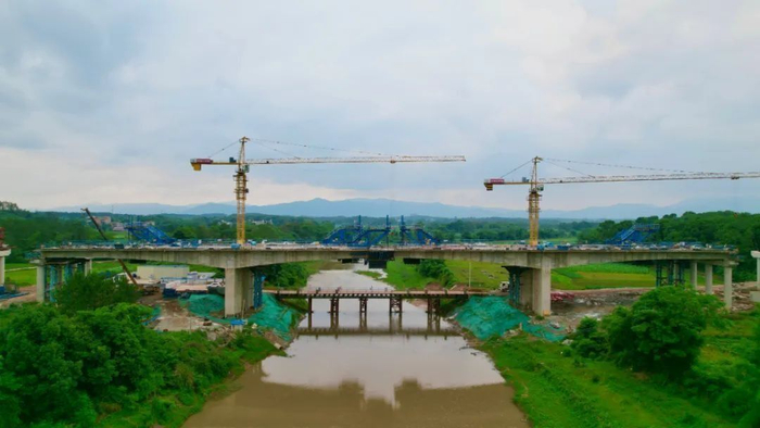 雄信高速主线路面完工粤赣省际新通道即将通车