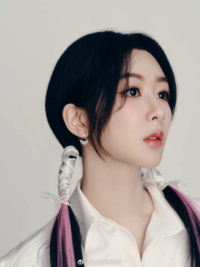 杨紫穿白色衬衫裙造型清新 紫色挑染双马尾显俏皮可爱__财经头条