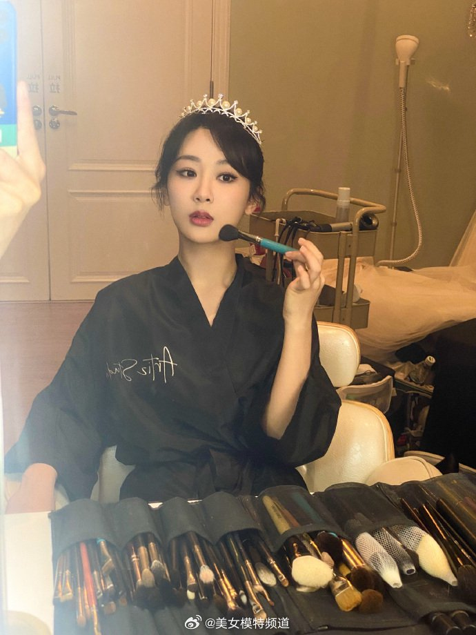 杨紫晒化妆间花絮照头戴小皇冠对镜头比心甜美可爱