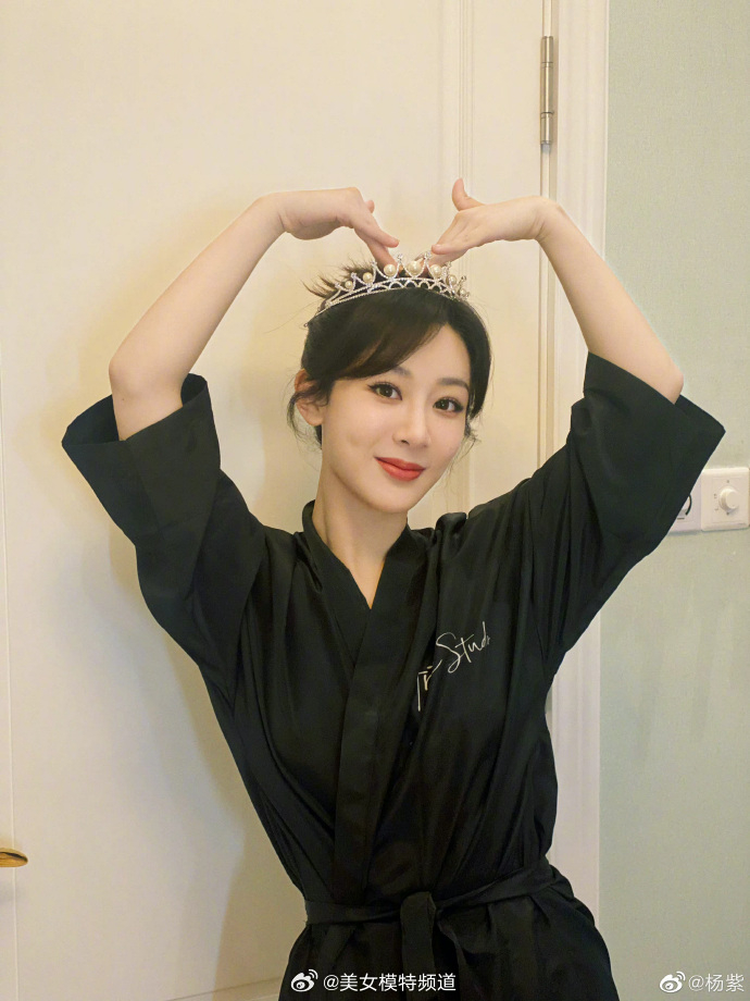 杨紫晒化妆间花絮照头戴小皇冠对镜头比心甜美可爱