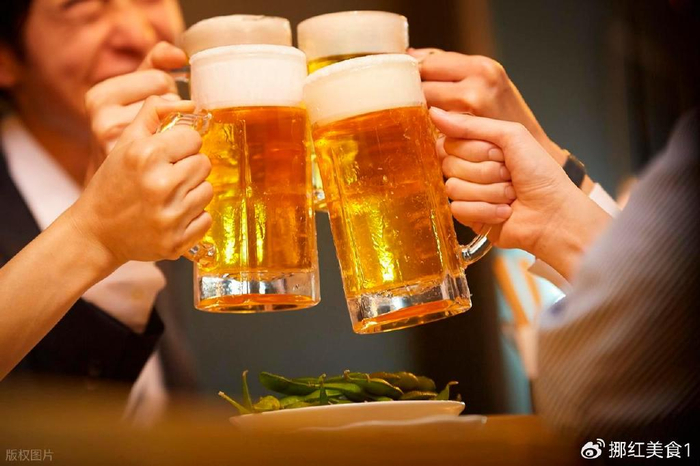 生啤、鲜啤、扎啤傻傻分不清？1分钟看懂它们的区别！|啤酒|啤酒科普|酵母|口感|酒吧_新浪新闻