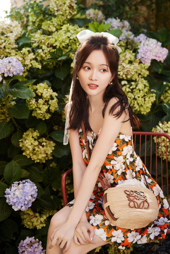 吴宣仪碎花吊带甜美可人