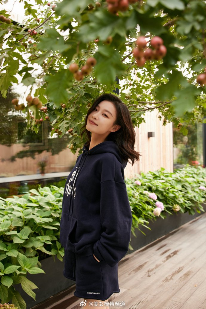 倪妮晒秋季私服照连帽卫衣休闲随性又不失利落干练
