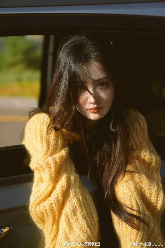 徐璐穿黄色毛衣置身车内拍片长发随风舞动眼神迷人